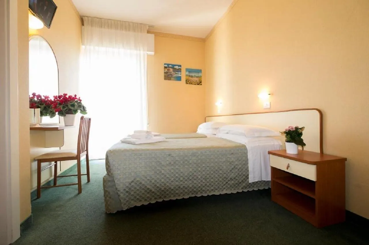 Hotel Crosal Rimini 3*,