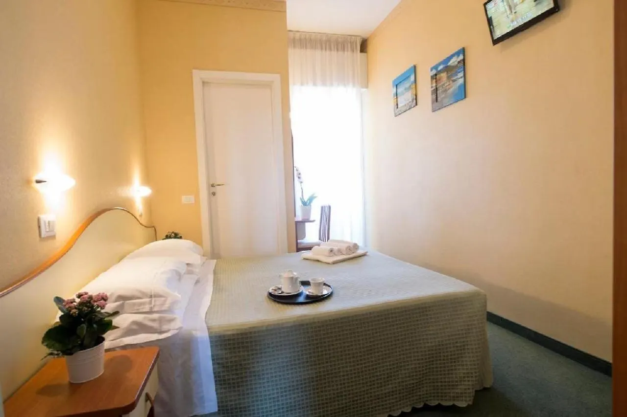 Hotel Crosal Rimini 3*,